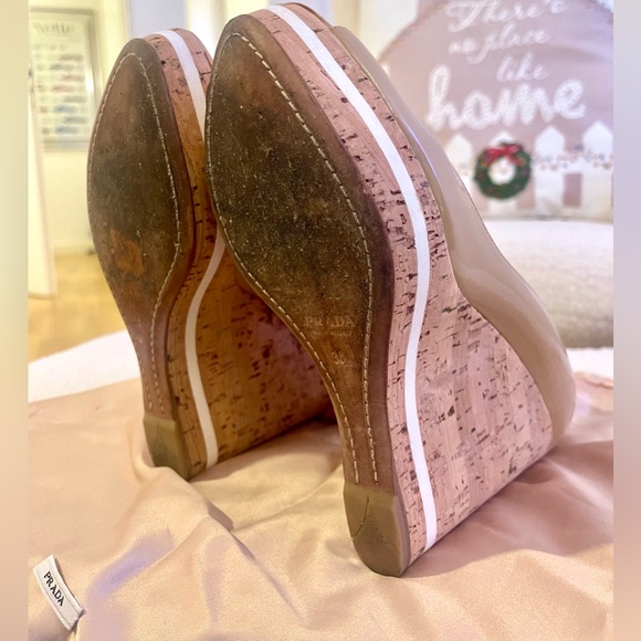 Classic and timeless beige patent leather Prada wedge cork heels - Picture 12 of 13